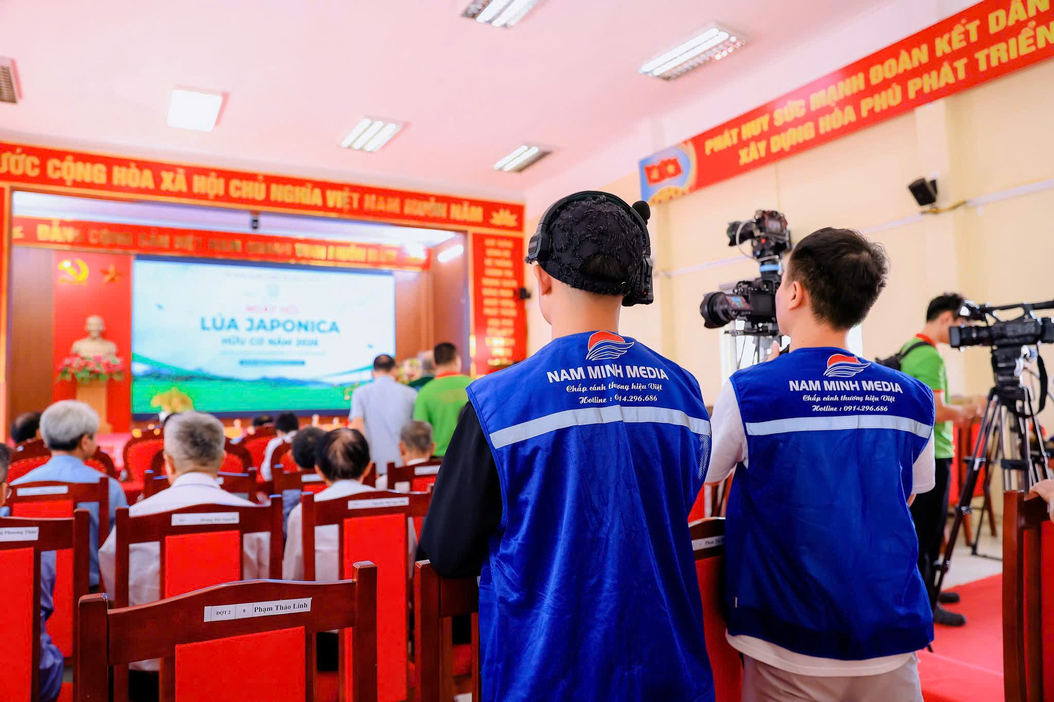 Việc thể hiện hình ảnh và màu sắc nhận diện giúp doanh nghiệp truyền tải bản sắc thương hiệu một cách tự nhiên 