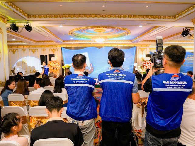 Góc máy đa dạng trong 1 video sự kiện góp phần tạo chiều sâu hình ảnh, mang đến trải nghiệm trực quan và hấp dẫn hơn cho người xem.
